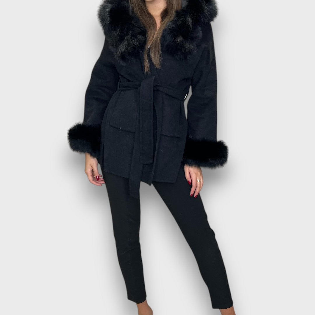 Cartelle – Cappotto in cashmere con cappuccio e dettagli in pelliccia