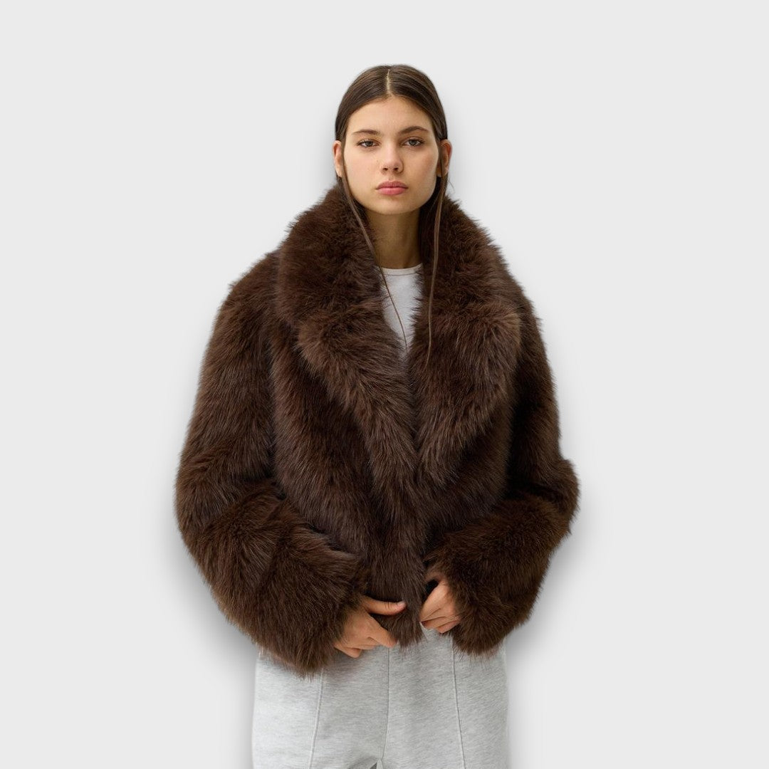 Illia – Pelliccia sintetica corta con colletto oversize